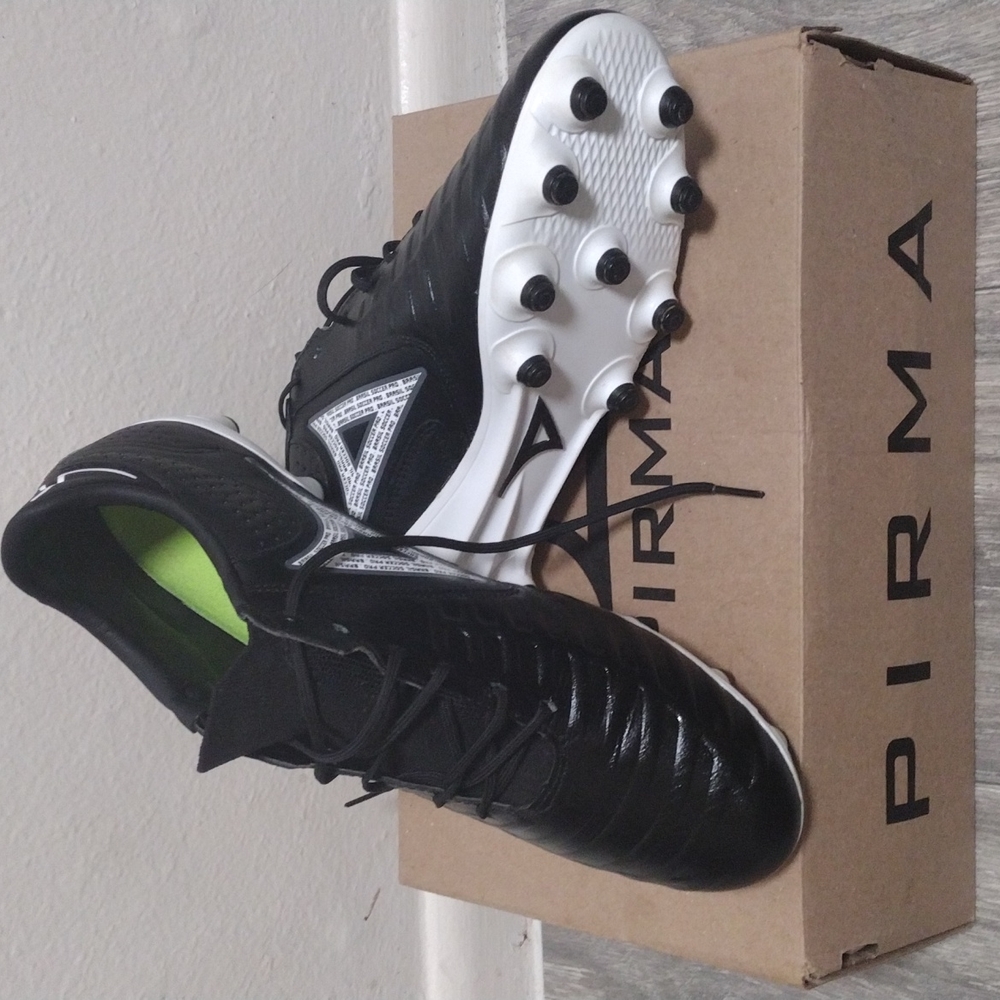 Pirma Reiner black soccer cleats. Size 9.5
